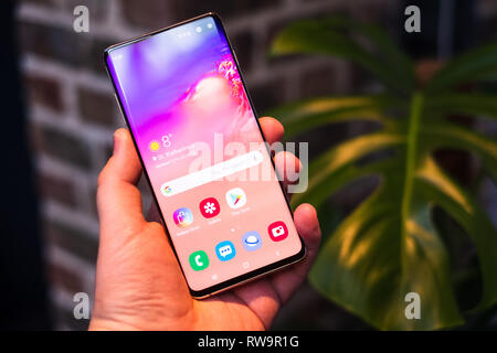 Londra, febbraio 2019 - ha recentemente lanciato Samsnug Galaxy S10+ smartphone è visualizzato per scopi editoriali Foto Stock
