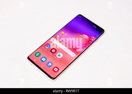 Londra, febbraio 2019 - ha recentemente lanciato Samsnug Galaxy S10+ smartphone è visualizzato per scopi editoriali Foto Stock