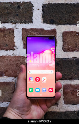 Londra, febbraio 2019 - ha recentemente lanciato Samsnug Galaxy S10+ smartphone è visualizzato per scopi editoriali Foto Stock