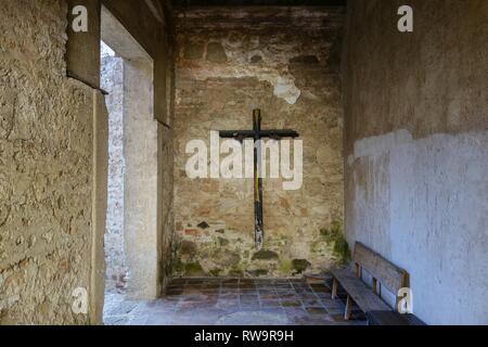 Croce di legno sul muro di pietra di Santo Domingo monastero chiesa cattolica nella città vecchia Antigua Guatemala Foto Stock