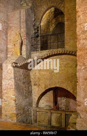 Perugia, Umbria / Italia - 2018/05/28: gallerie sotterranee e le camere del XVI secolo la Rocca Paolina, la fortezza di pietra in Perugia centro storico Foto Stock