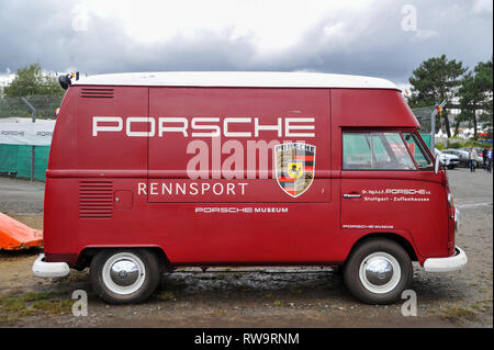 VW split screen van Rennsport in livrea Porsche - atmosfera a Le Mans la classica gara di evento Foto Stock