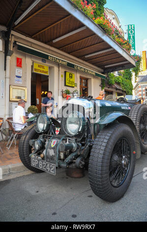 Bentley 'Soffiante' 4 ½ litro di vintage racing auto al di fuori del Hotel do Francia vicino a Le Mans Foto Stock