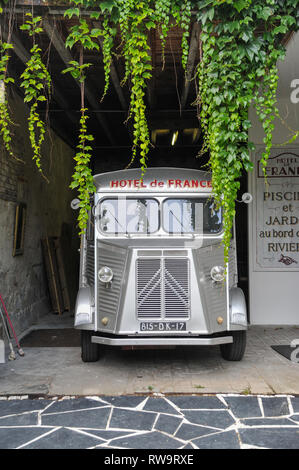 Citroen H van presso l'Hotel de France, tradizionale Le Mans piloti hotel in La Chartre sur le Loir Foto Stock