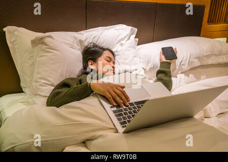 Stanco imprenditrice di funzionare durante un viaggio di lavoro Foto Stock