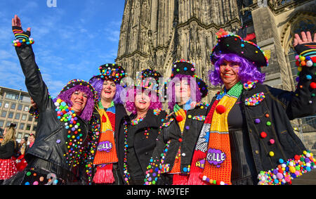 Festaioli festeggia il carnevale a Colonia Foto Stock