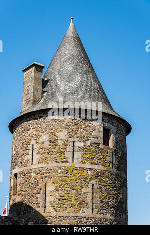 Fougeres, Francia - 25 Luglio 2018: il castello medievale della città di Fougeres un giorno di sole dell'estate. Ille-et-Vilaine, Brittany Foto Stock