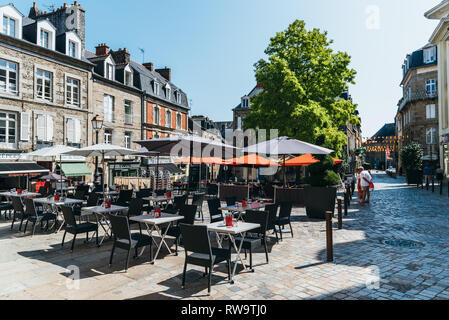 Fougeres, Francia - 25 Luglio 2018: strada pedonale con ristoranti nel centro storico della città medievale. Ille-et-Vilaine, Brittany Foto Stock