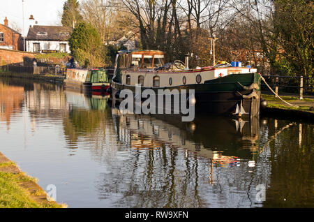 Case galleggianti ormeggiate su Bridgewater Canal a Lymm Cheshire Foto Stock