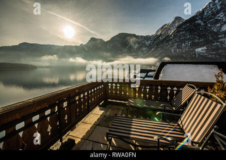 Esposizione lenta photo acquisisce l'alba alba e riflessioni durante l ora d'oro oltre il lago Hallstatt in Austria Foto Stock