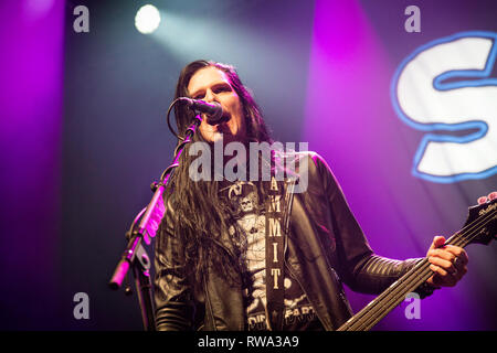 Norvegia, Oslo - Febbraio 27, 2019. Il musicista americano e il chitarrista Slash esegue un concerto dal vivo con Myles Kennedy & i cospiratori a Sentrum scena in Oslo. Qui il bassista Todd Kerns viene visto dal vivo sul palco. (Photo credit: Gonzales foto - Terje Dokken). Foto Stock