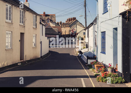 Watchet, Somerset, Inghilterra, Regno Unito - Ottobre 04, 2018: stretta strada che conduce attraverso il centro della città Foto Stock