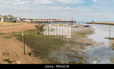 Herne Bay, Kent, Regno Unito - 21 Settembre 2017: vista sulla spiaggia, Neptunes braccio, alcune barche e il molo Foto Stock