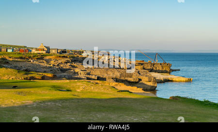 Portland Bill, Jurassic Coast, Dorset, Regno Unito - 22 Aprile 2017: vista al Fisherman's capanna con la gru rossa sulla destra Foto Stock