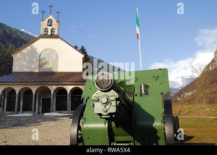 Timau, le Alpi Carniche, Italia. In Timau ossario vi sono i resti di numerosi soldati morti sul Carniche fronte durante la prima guerra mondiale. Essi sono caduti 1763, 298 italiani sconosciuto plus 65 Austro-Hungarians provenienti da piccoli cimiteri di montagna. L'ossario fu costruito tra il 1936 e il 1939 per volere del sacerdote Don Titta Bulfon. Foto Stock