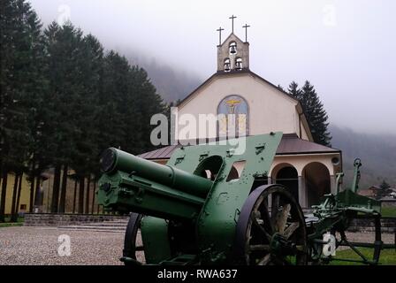 Timau, le Alpi Carniche, Italia. In Timau ossario vi sono i resti di numerosi soldati morti sul Carniche fronte durante la prima guerra mondiale. Essi sono caduti 1763, 298 italiani sconosciuto plus 65 Austro-Hungarians provenienti da piccoli cimiteri di montagna. L'ossario fu costruito tra il 1936 e il 1939 per volere del sacerdote Don Titta Bulfon. Foto Stock