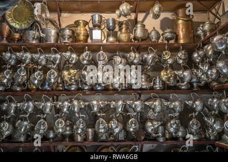 Oriental teiera in argento al bazar, Marrakech, Marocco Foto Stock