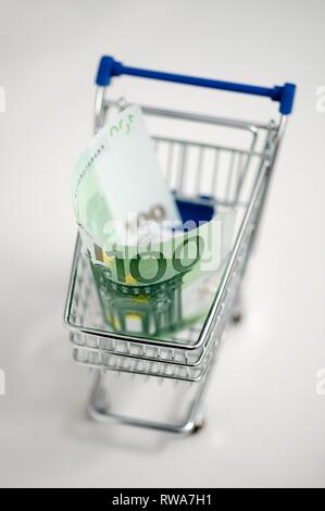 Carrello con 100 euro bill, Konsum, Germania Foto Stock