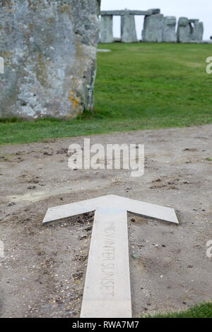 Midsummer della freccia di direzione a Stonehenge Foto Stock