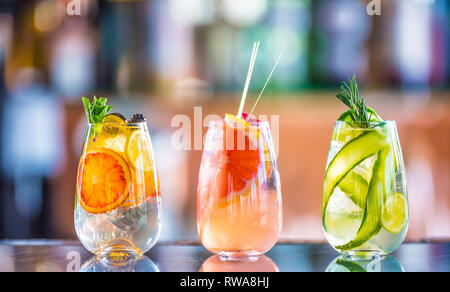 Albero coloratissimo il gin tonic cocktail in bicchieri sul