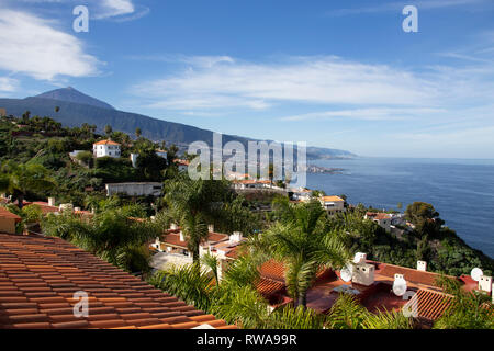 Vista dall'Hotel Spa La Quinta Park, verso il Monte Teide e di Puerto de la Cruz Tenerife Foto Stock