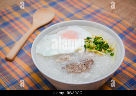 Farinata di Riso con uova sode, lo zenzero e il trito di cipolla a molla, stile tailandese. Foto Stock