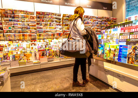 Passeggero prima della partenza l'acquisto di riviste e quotidiani, Aeroporto di Vienna Foto Stock