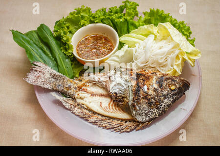 Salt-Crusted grigliate di pesce e verdure mix su piastra, cibo tailandese. Foto Stock