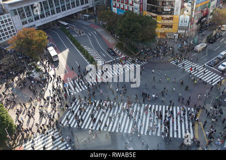 Vista in elevazione di una folla di pedoni che attraversano un modo quattro strisce pedonali nel centro di Tokyo, Giappone Foto Stock