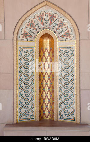 Alcova del design Islamico in Sultan Qaboos Grande Moschea, Muscat Oman. Foto Stock