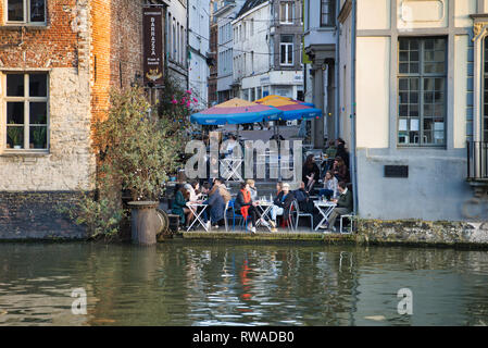 GENT, Belgio - 17 febbraio 2019: Barrazza pub sulle rive del fiume Lys, tra due case storiche. Incredibile. Foto Stock