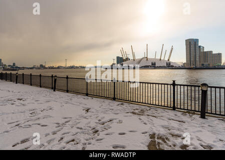 L'Arena O2 visto da est dell India attraverso il fiume Tamigi su un gelido inverno giorno, coperte in fresco bianco della neve portato dal 'Bestia da est' Foto Stock