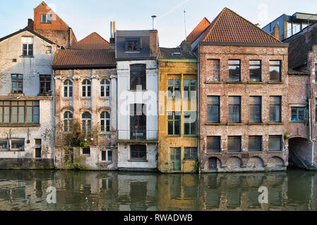 GENT, Belgio - 17 febbraio 2019: vecchie case costruite vicino al fiume Lys Foto Stock