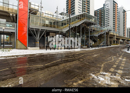 Londra, Inghilterra - Febbraio 2018. La caduta della neve sulla East India DLR station in pioppo. Foto Stock