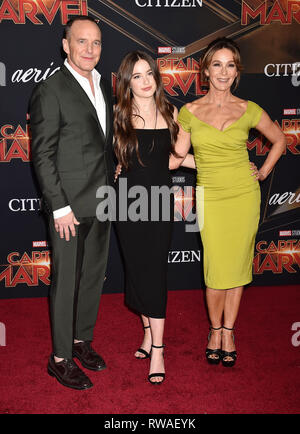 HOLLYWOOD, CA - MARZO 04: (L-R) Clark Gregg, Stella Gregg e Jennifer Grey frequentare la Marvel Studios 'Captain Marvel' premiere al El Capitan Thea Foto Stock
