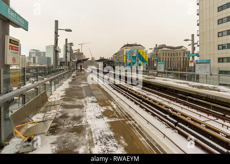 Londra, Inghilterra - Dicembre 2017. La caduta della neve sulla East India DLR station in pioppo. Foto Stock