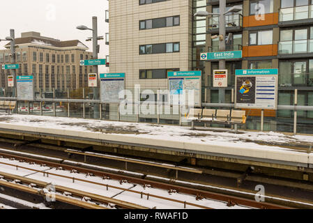 Londra, Inghilterra - Dicembre 2017. La caduta della neve sulla East India DLR station in pioppo. Foto Stock