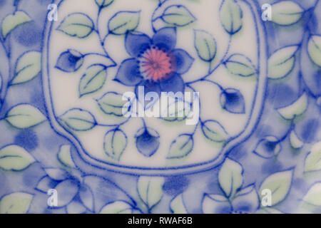 Abstract La ceramica blu e floreale bianco Giapponese piastra stretta di sfondo in alto visualizza immagine - Imari decorazione di stile Foto Stock