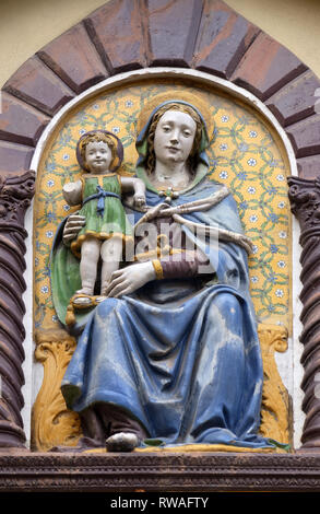 Madonna con il Bambino di Giovanni Della Robbia sul portale di San Barnaba Chiesa di Firenze, Italia Foto Stock