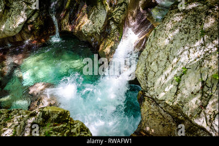 Idilliaco fiume di montagna nella valle Lepena, Soca - Slovenia Bovec. Acqua Sunik grove - bella ruscello di montagna con cascata e pool di turquo verde Foto Stock