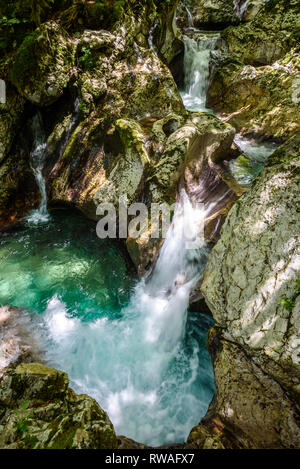 Idilliaco fiume di montagna nella valle Lepena, Soca - Slovenia Bovec. Acqua Sunik grove - bella ruscello di montagna con cascata e pool di turquo verde Foto Stock