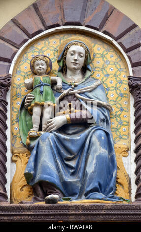 Madonna con il Bambino di Giovanni Della Robbia sul portale di San Barnaba Chiesa di Firenze, Italia Foto Stock