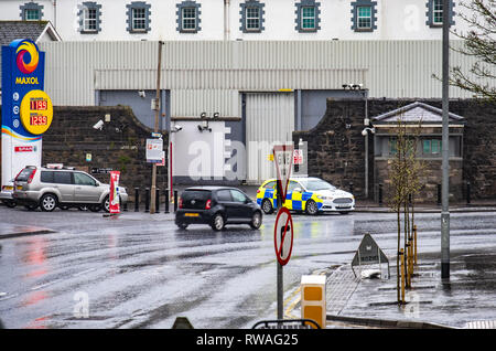 ENNISKILLEN, Ulster / IRLANDA DEL NORD - marzo 03 2019 : La stazione di polizia è protetto da un grande recinto di un paio di giorni prima della Brexit. Foto Stock