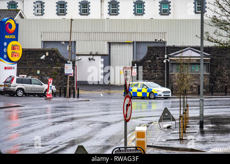 ENNISKILLEN, Ulster / IRLANDA DEL NORD - marzo 03 2019 : La stazione di polizia è protetto da un grande recinto di un paio di giorni prima della Brexit. Foto Stock