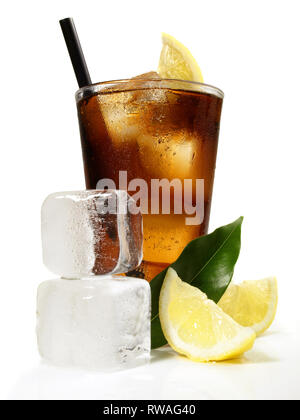 Cola con limone in un bicchiere su sfondo bianco Foto Stock