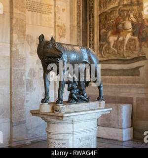 Roma. L'Italia. Lupa Capitolina allattamento i gemelli Romolo e Remo, i mitici fondatori di Roma, Museo Capitolino. Musei Capitolini. Foto Stock