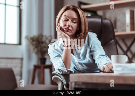 Donna che indossa gli eleganti accessori sensazione triste e stanco Foto Stock