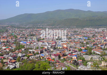 Panorama della città Khust in Zakarpattia Oblast, Ucraina. Huszt panoramaja un varbol. Foto Stock