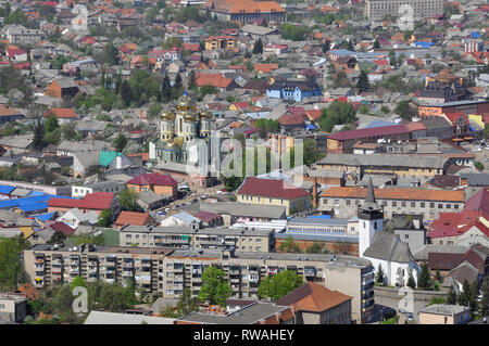 Panorama della città Khust in Zakarpattia Oblast, Ucraina. Huszt panoramaja un varbol. Foto Stock