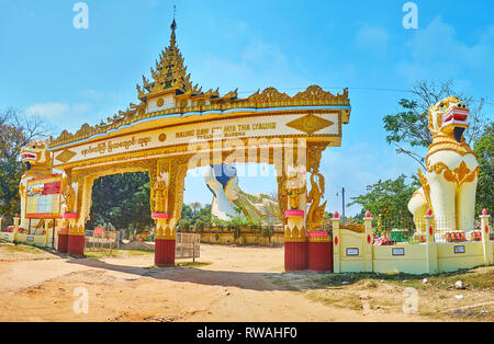 BAGO, MYANMAR - 15 febbraio 2018: Panorama con la splendida porta, leogryphs (chinthe) statue e statua del Buddha reclinato di Mya Tha Lyaung Templ Foto Stock